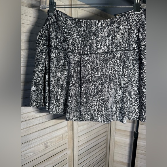Lululemon Lost In Pace Skirt Size 8 Air Time White Black Athletic Skort - Picture 2 of 5
